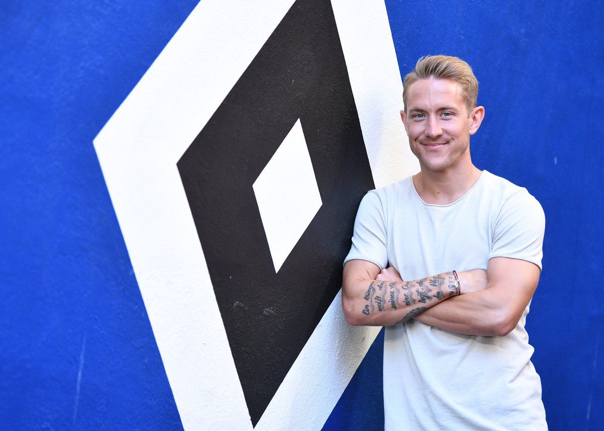 HSV's tweet image. Jetzt auch offiziell: Ja, @LewisHoltby bleibt in Hamburg! ⚓
Lewis setzt ein Zeichen, verlängert seinen Vertrag mit uns und bleibt auch in der kommenden Saison eine Rothose.
📋bit.ly/HSV3698
#nurderHSV