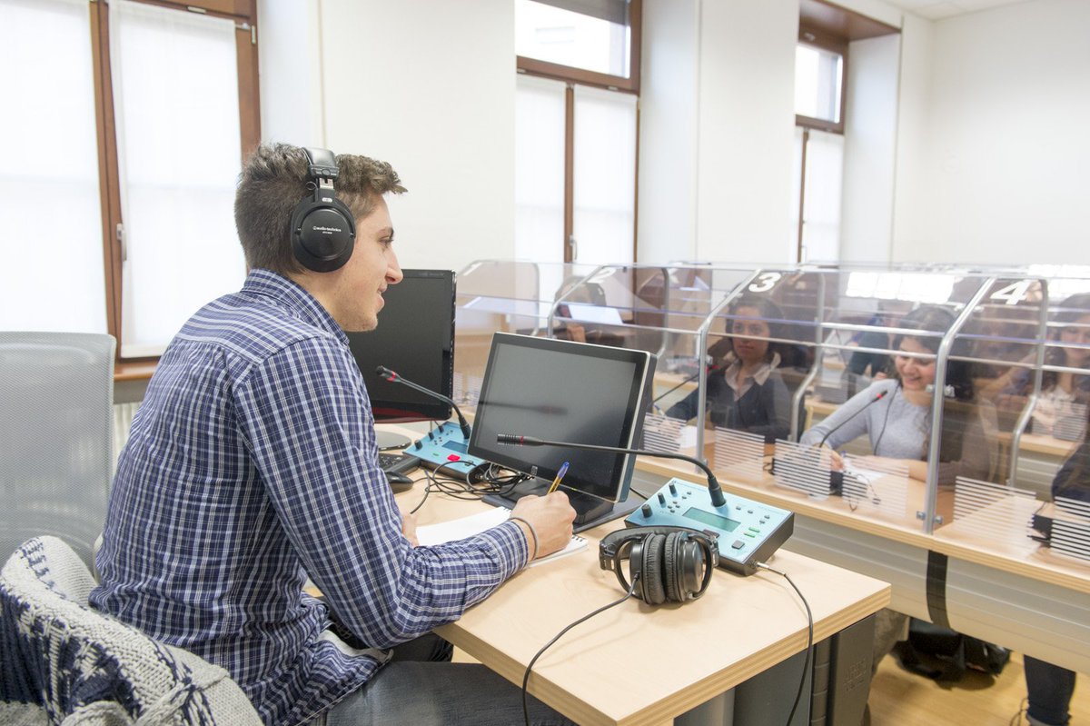 Ti piacerebbe scoprire come funziona un laboratorio linguistico professionale? In ISIT ce n’è uno davvero innovativo: 20 postazioni per permettere agli studenti di esercitare le proprie capacità con i più avanzati sistemi di interpretazione. #isitdifferent