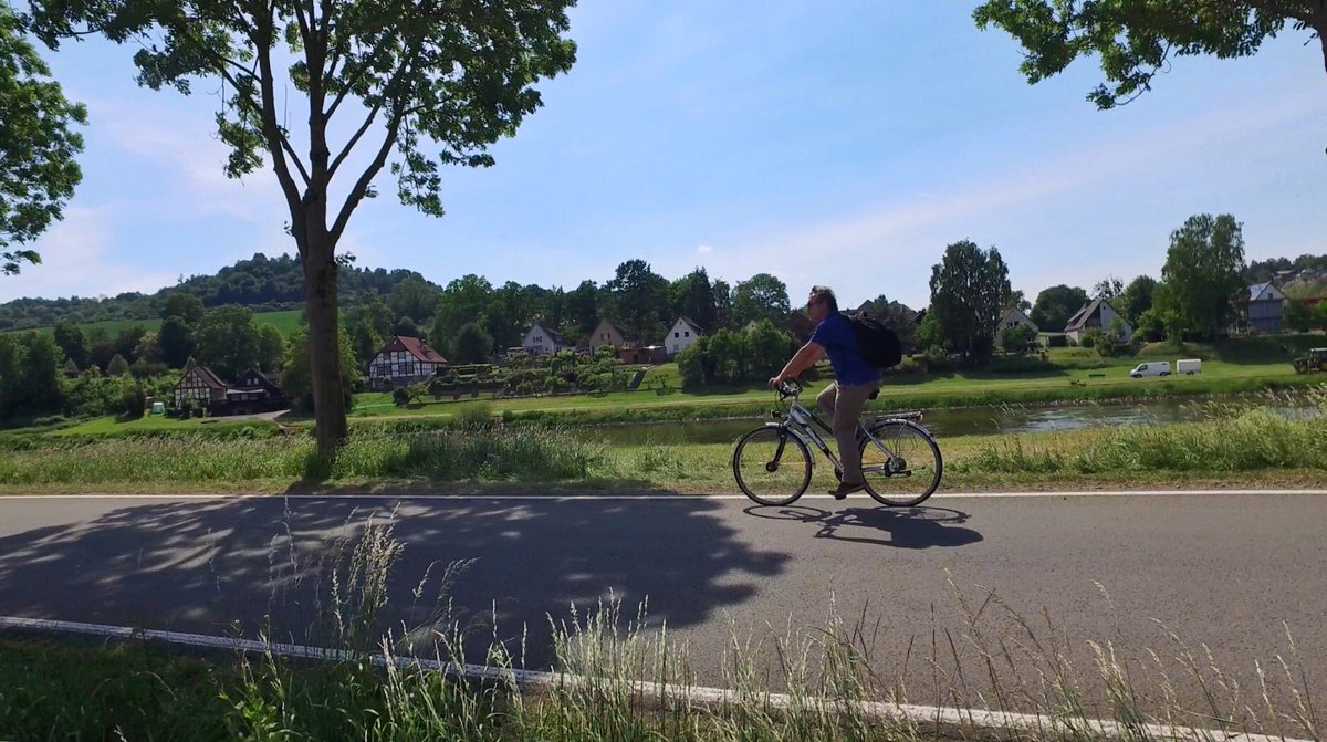 Recorriendo en bici las riberas del río Weser, en Baja Sajonia #Alemania. Qué buenos recuerdos de los veranos haciendo cicloturismo por los ríos alemanes. Una de las mejores redes de carriles bici de Europa <a href="/alemaniaturismo/">alemaniaturismo</a>