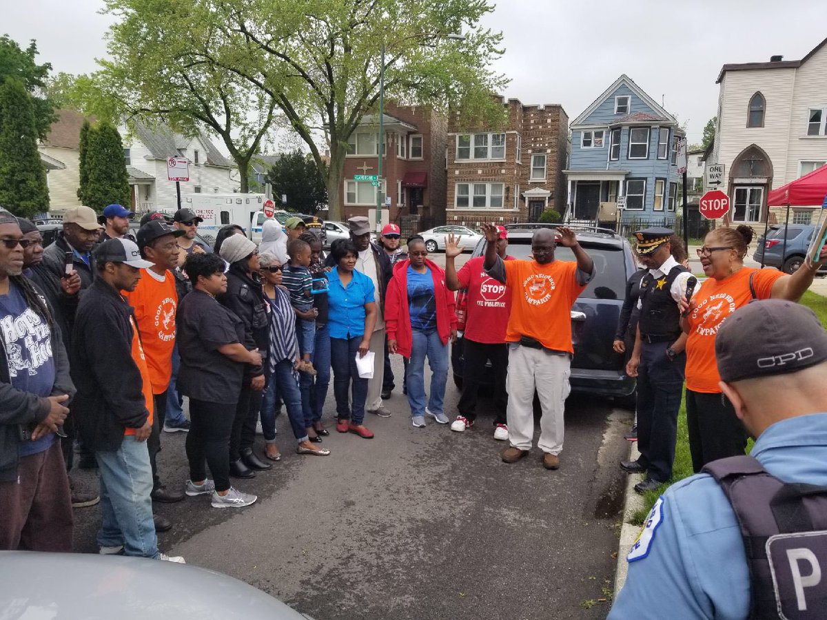 ChicagoCAPS15's tweet photo. The Austin Response Team (ART) with assistance from Alderman Emma Mitts deployed at the 4900 Block of Race to provide resources and support. ART goes door to door to personally connect with every resident. #austinworkingtogether https://t.co/aCX1A9UA3K