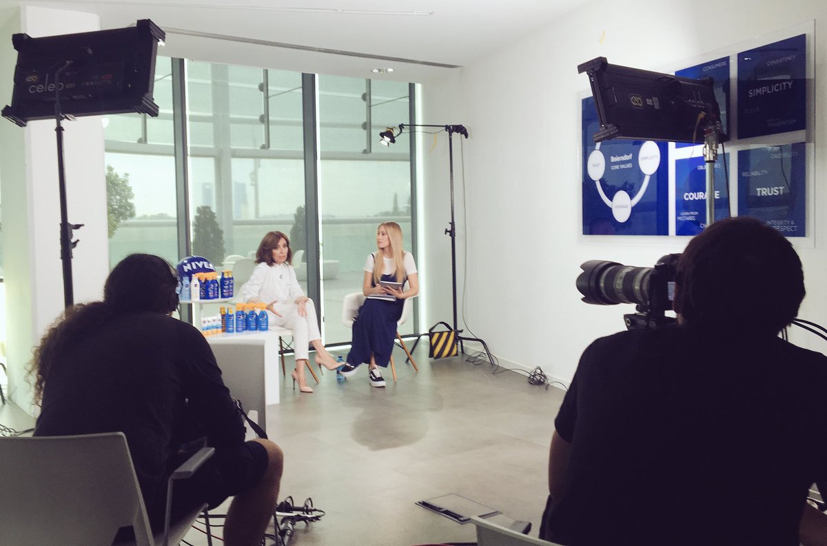 extreamr's tweet photo. Hoy estamos emitiendo con @NIVEA_ES resolviendo dudas de cara al #verano #streaming con #FacebookLive https://t.co/QCxT0CeXB6