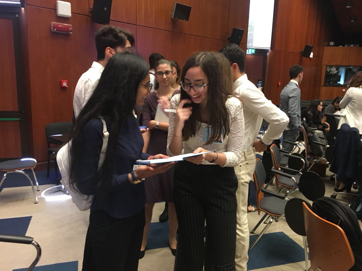 2018_gamun's tweet photo. Le nostre delegate della commissione #FAO durante l'informal meeting in cerca di una risoluzione.🇩🇪😊
 #thirdday #GAMUN2018 #germany #GlobalActionItaly #diplomacyeducation #FAO #WFP #internationalrelation @globalactionita @GermaniaItalia @Ambtedesco https://t.co/Idew16EoUD