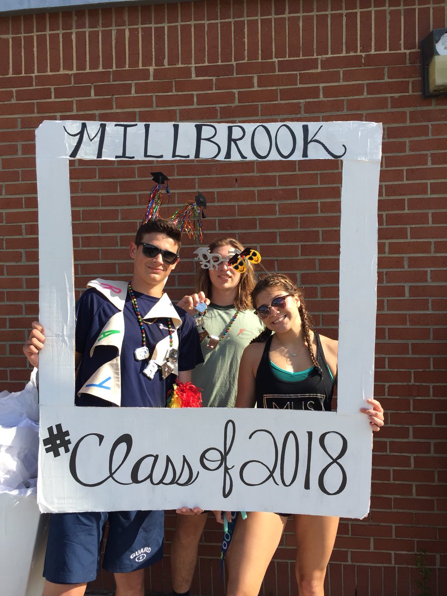 millbrook2018's tweet photo. Picture perfect. Check out the photo booth and share your pics with us. #MHSSeniorPicnic2018 https://t.co/2TMG3QB0MF