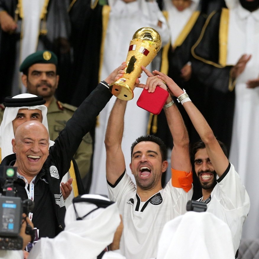 Xavi levanta un trofeo con Al Sadd.