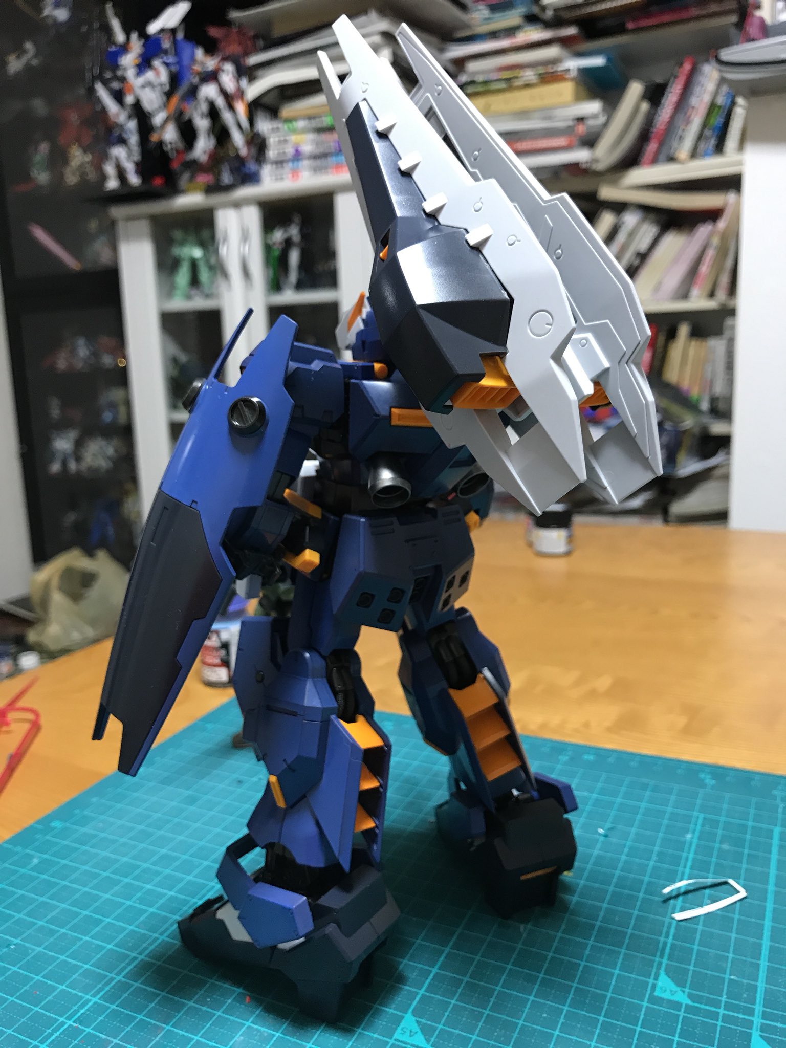 Twitter पर 青木ハヤト 久しぶりにガンプラ全塗装でｍｇアドバンスドヘイズル 細かい塗りも多いけど後はデカール貼って終わりでいいかなー