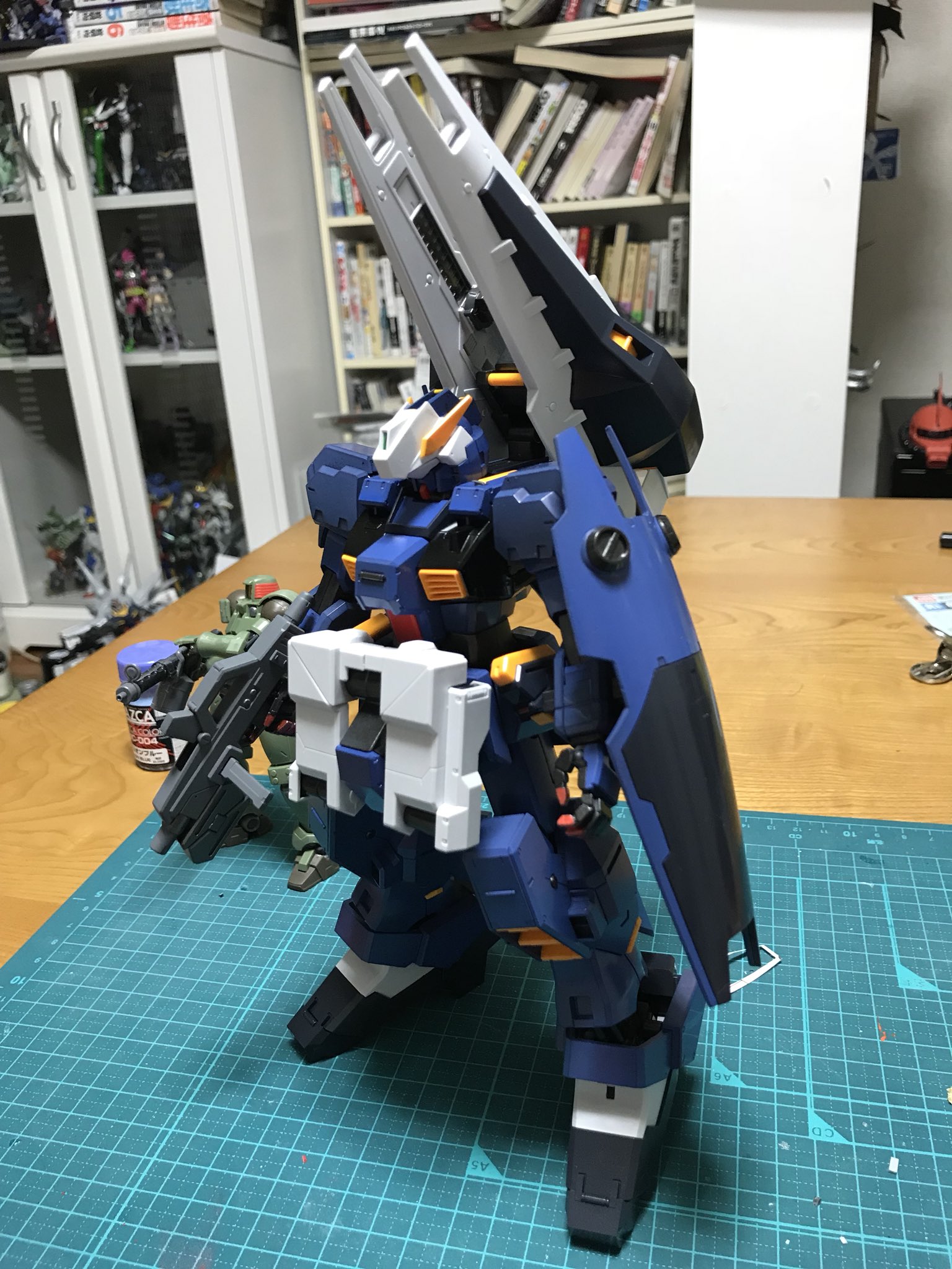 Twitter पर 青木ハヤト 久しぶりにガンプラ全塗装でｍｇアドバンスドヘイズル 細かい塗りも多いけど後はデカール貼って終わりでいいかなー