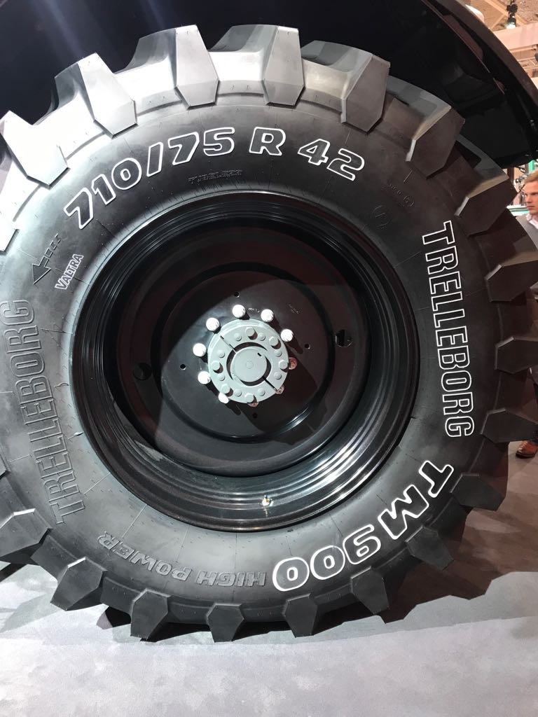 moveero's tweet photo. It's still Tractor of the Year for 2018. #ThrowbackThursday sees this stunning #Valtra tractor win the accolade at #Agritechnica 2017. Check out our award-winning #GKN #profifitwheels https://t.co/7If8yyhsAF @ValtraGlobal https://t.co/NCJQsqb2ms