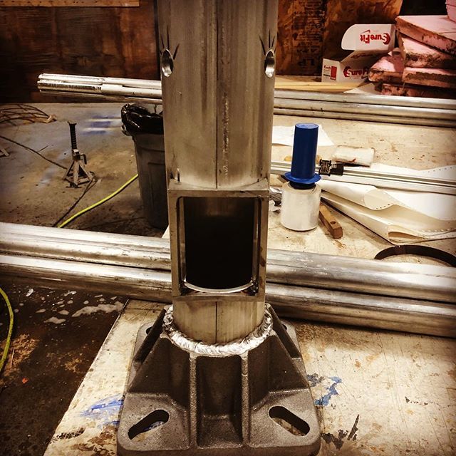 imagineFORM's tweet image. Sing it Mr. lamp post!  #needsomesleep #shophumor ift.tt/2INuu3l