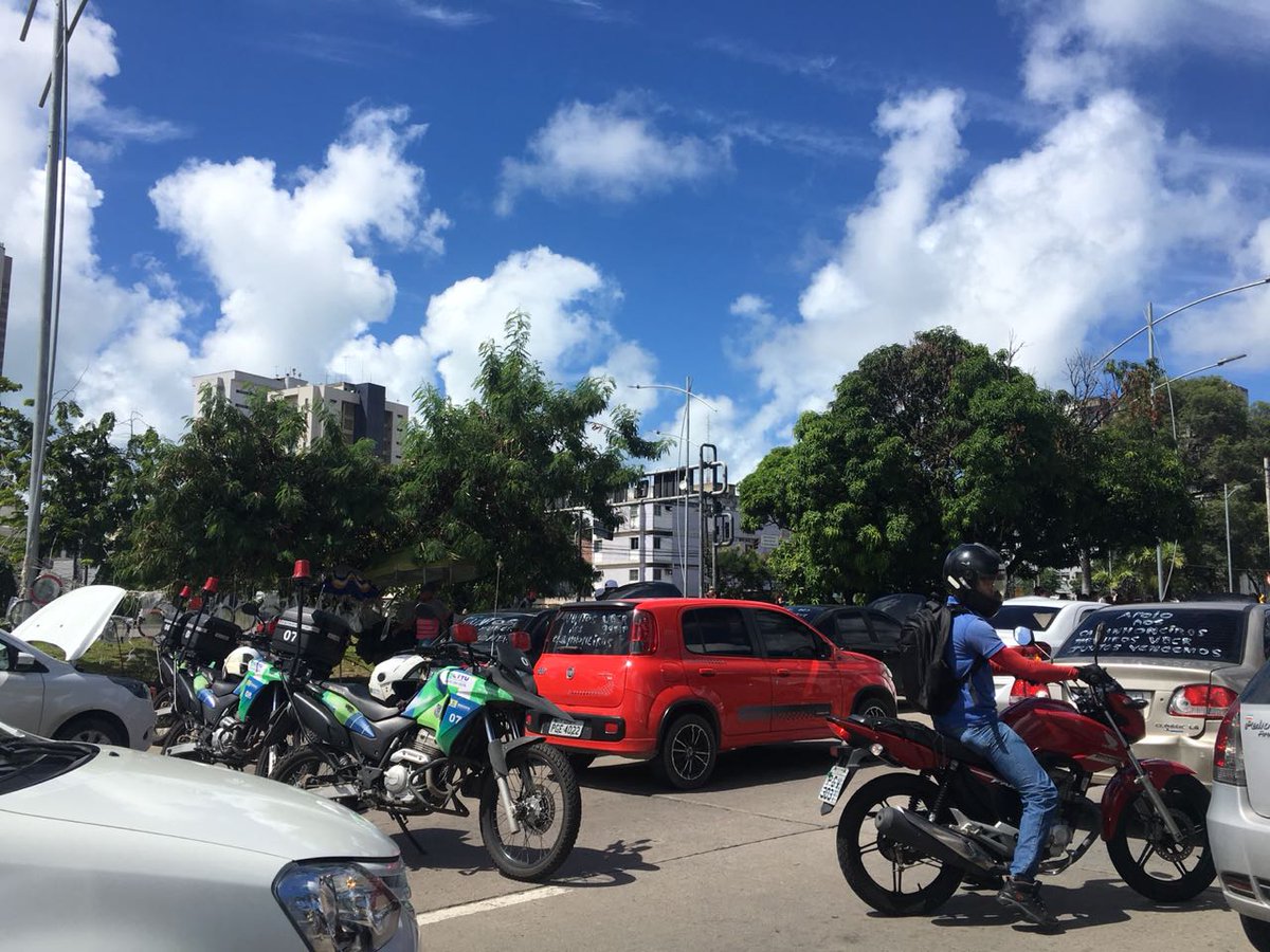 Motoristas de carro de passeio estão parando no Derby em apoio à greve dos caminhoneiros. 
Fotos: André Galvão/Cortesia