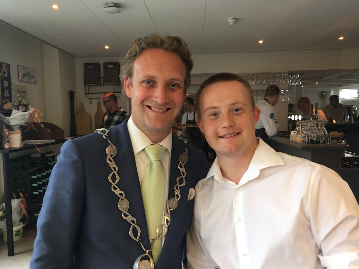 PieterVerhoeve's tweet photo. Warme en informele opening van verbouwd @HotelAbrona door stas @tamaravanark 
Iedere medewerker wordt hier op waarde geschat. De mensen van @Abrona zijn een fenomeen binnen de Oudewaterse gastvrijheidseconomie. Mooi @janduenk 👍 https://t.co/xycfeBPx0S