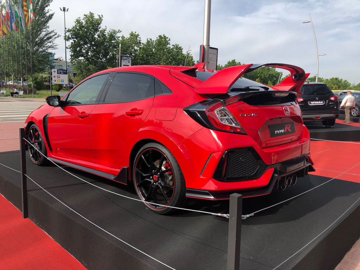 Poolline1's tweet photo. Estamos un día más en la Madrid-AutoProfesional ! Hoy hemos podido ver todos estas novedades, estamos alucinando con todos estos modelos! #ifema #madrid #car #professional #madridauto18 https://t.co/5eej76betv