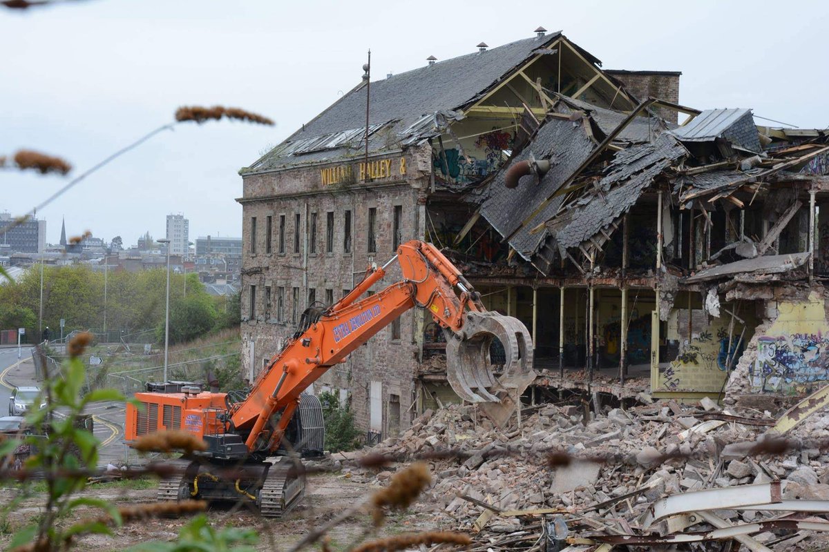 Ironic really that we are demolishing an iconic Dundee mill on #NationalMillsWeekend
Can't help but feel sad - so many Dundee people have an association with this place - neglected and left to rot.
Image credit - Dundee Courier. @DundeeCouncil @DMofT