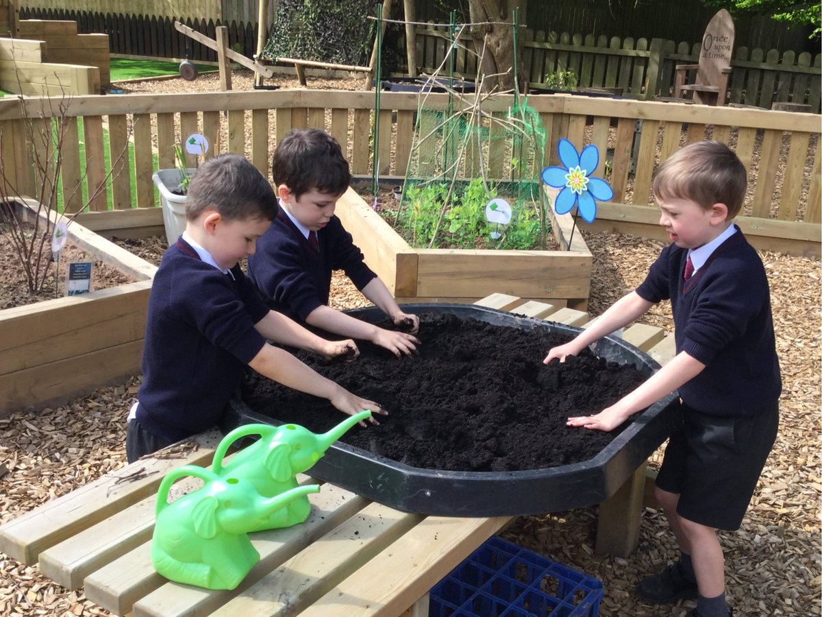 TranbyYear1's tweet photo. #DearFarm after talking about farming we decided to create our own arable farm. We prepared our tuff spot with compost and made a pond. We are going to plant seeds in rows for our crops. We want to plant lettuce, carrots, beans and grass for the animals. We made our own fences. https://t.co/TBiimMacxJ