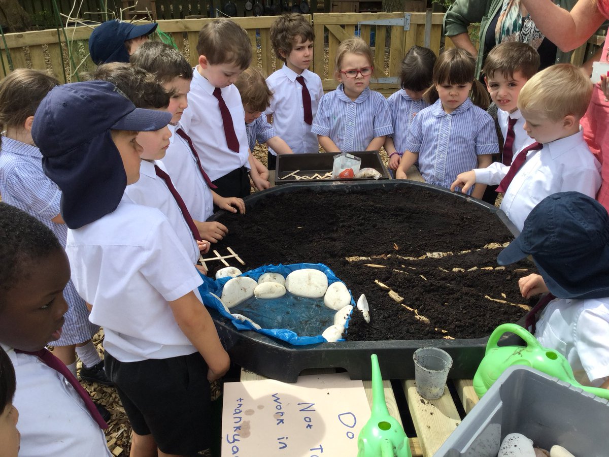TranbyYear1's tweet photo. #DearFarm after talking about farming we decided to create our own arable farm. We prepared our tuff spot with compost and made a pond. We are going to plant seeds in rows for our crops. We want to plant lettuce, carrots, beans and grass for the animals. We made our own fences. https://t.co/TBiimMacxJ