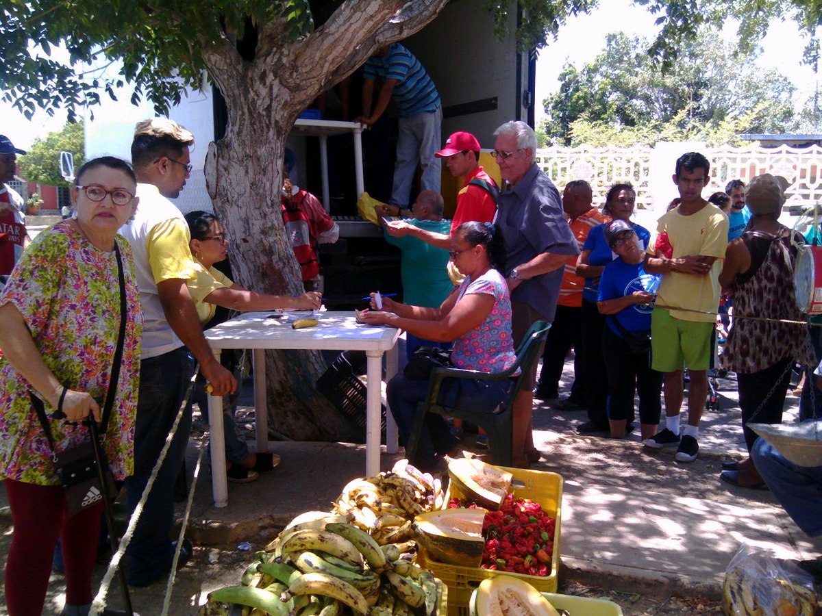 PedroPuyosa's tweet photo. @ClapJudibana Alcalde @josedfalconpsuv junto reserva activa jornada venta pollo hortalizas @FreddyBernal @vclarkb https://t.co/GLkUJEnsRH