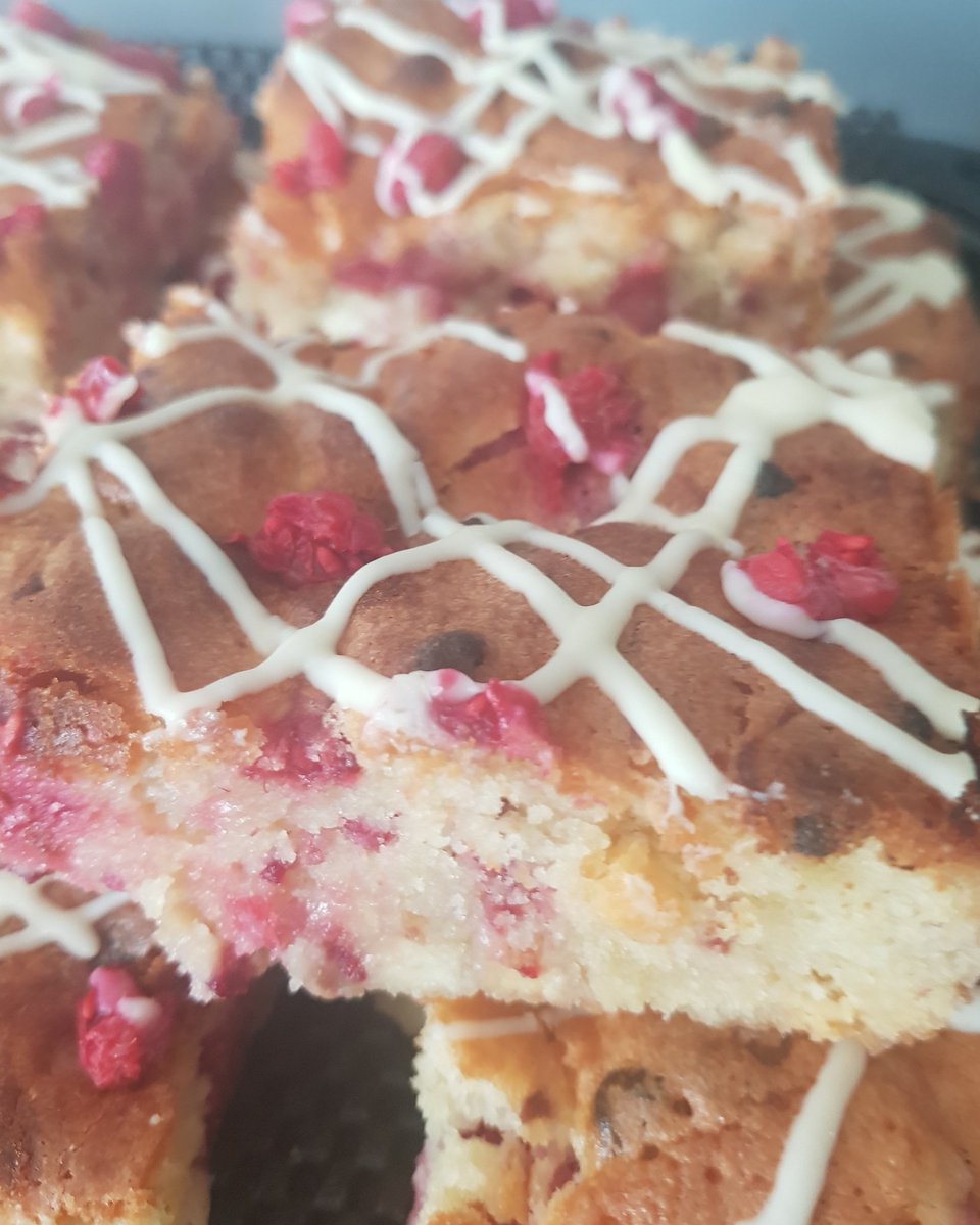 bizzy_bakes's tweet photo. White chocolate and raspberry blondie
#raspberry #whitechocolate #blondie #janespatisserie #homemade #cupcakes #traybake #baking #bizzybakes #sheffield #smalltrader #smallbusinesssaturday #holmfirth #market #instagood #instabakes #bakersofinstagram https://t.co/yFgbXbEZT4