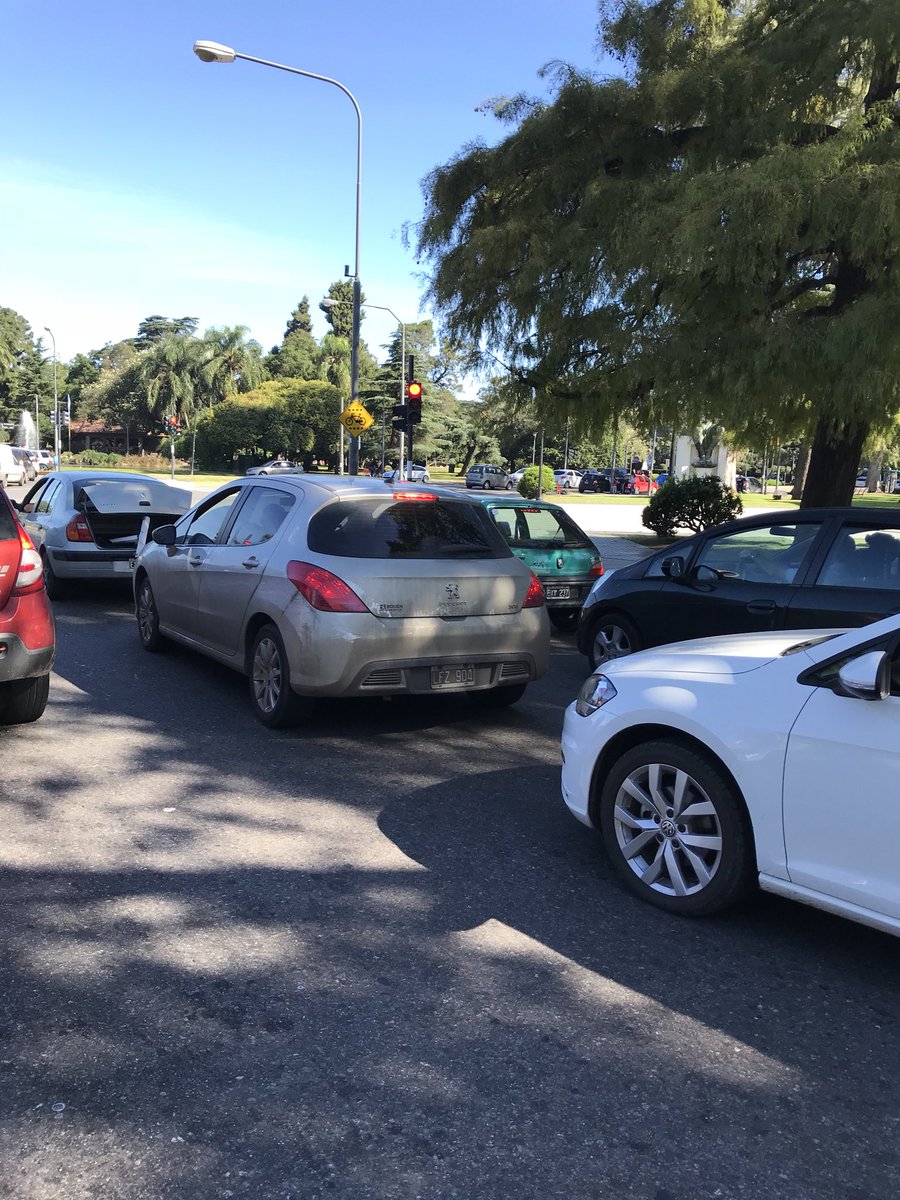 SoSalas's tweet photo. Si tenes un auto azul que dejaste estacionado alrededor de las 13.30  Oroño entre san Luis y Rioja y cuando llegaste tenias el auto rayado y sin el espejo del conductor , este forro fue el que te lo choco . Ayuda con rt (sigue) https://t.co/iYbOMaWP1W