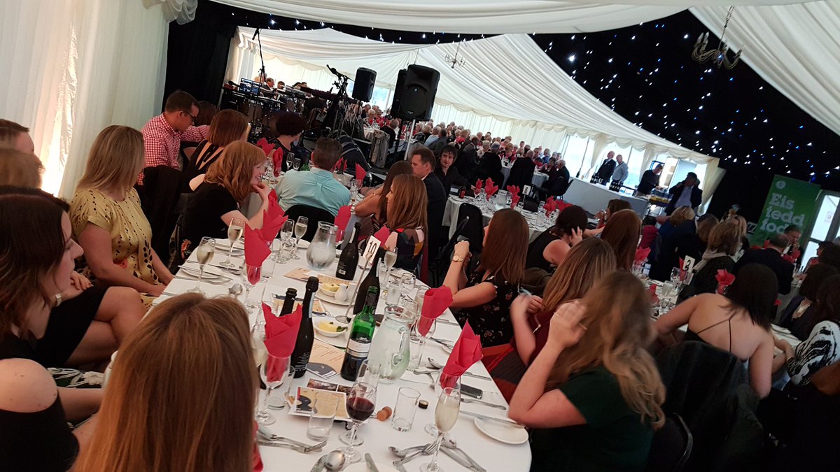 Am noson wych. Diolch yn fawr i bawb ddaeth i'n helpu ni i orffen ein Apel codi arian mewn steil neithiwr. Footloose gyda @tair_eden yn ffantastig eto! A diolch @Cordydd am eich cefnogaeth. Ymlaen at <a href="/eisteddfod/">eisteddfod</a> 2018!