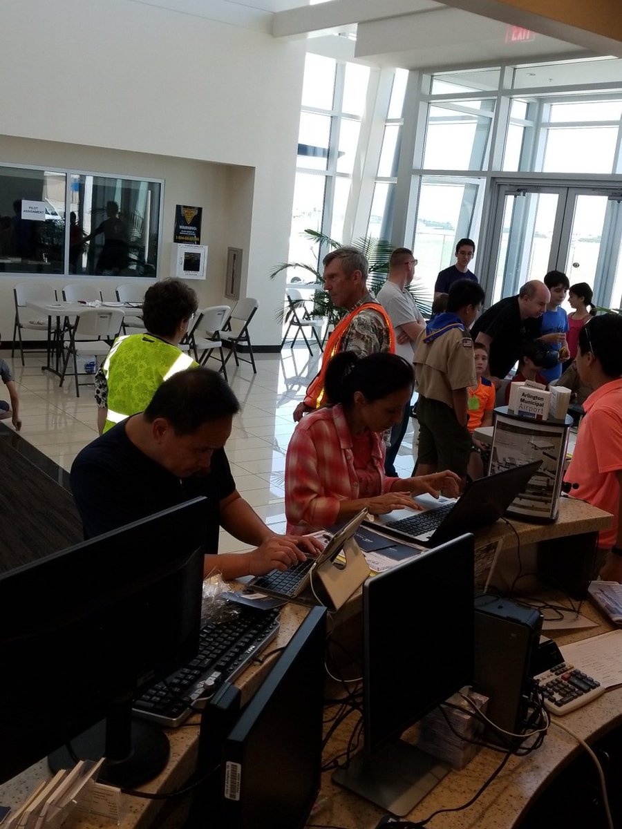 EAA_Chapter_34's tweet photo. Our #EAA 34 post flight Young Eagles membership registration station. https://t.co/1mqci9TK2K