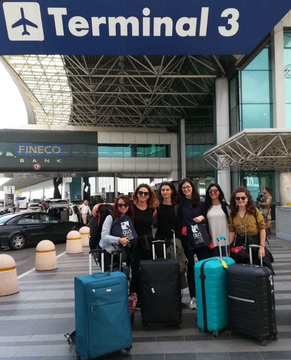 gus_italia's tweet photo. 🇱🇰 #HSCV #SriLanka Le ragazze del #SCN @ForumSCN all'Estero Alessia, Giulia, Carmen e Simona, in partenza per lo Human Solidarity Children Village. Con loro Valeria, volontaria GUS e @LetiBellabarba, responsabile progetto di @specchiotempi e #GUS in Sri Lanka. https://t.co/IVB9TEBbCi