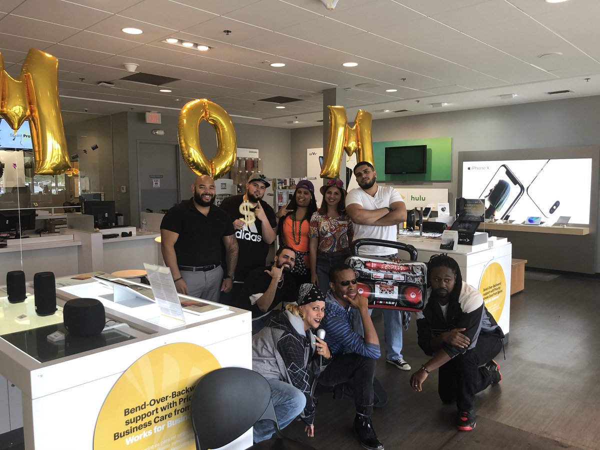scastillo366's tweet photo. Store#315 in the 90βs era and bringing flashback deals to all the small Bussiness in the area!! @Lserrano1718 @jholt_fl #SMB #Sprint10X #Sprint4FL
@Sprint4FL #DrivingForceFL https://t.co/aURsrRiSAN