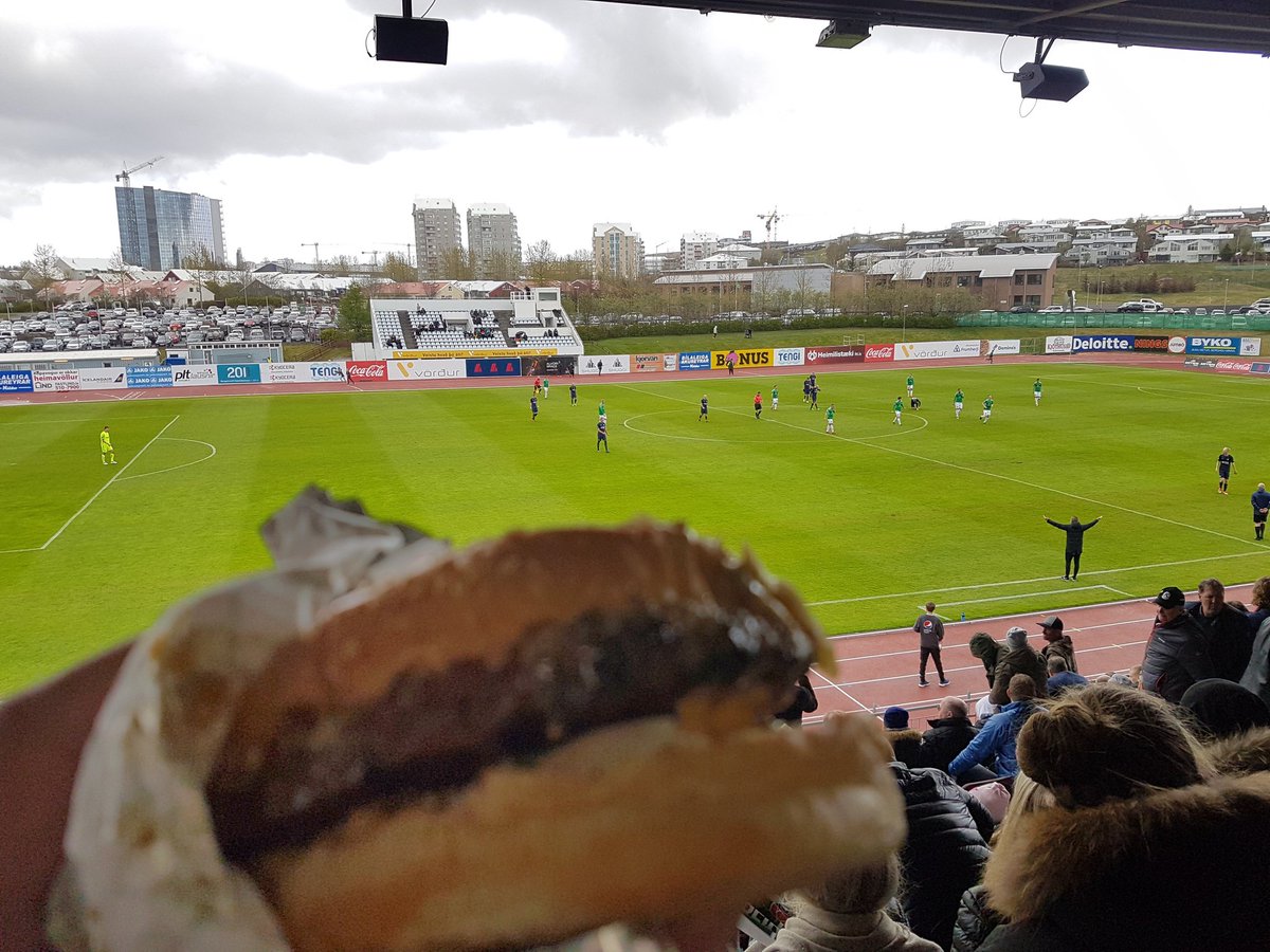 PepsiBorgari's tweet photo. PepsiBorgari dagsins var tekinn hjá @BreidablikFC þar sem við kíktum á bráð skemmtilegan leik gegn @FcKeflavik. Verð: 1000 kr með gosi, virkilega djúsí borgari, besti borgari sumarsins hingað til. Einkunn 8.5! Takk fyrir okkur@BreidablikFC #fotboltinet #pepsideildin #púbb #BREKEF https://t.co/OSmZVyfdbX