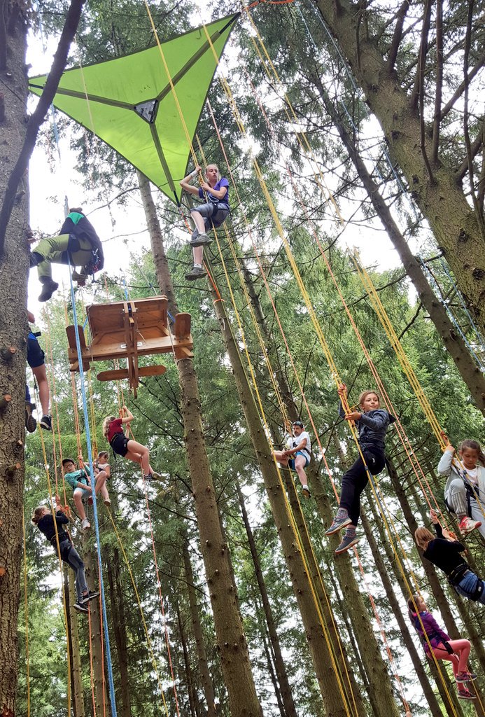 GhislaineBorie's tweet image. La @Volvic_VVX c'est aussi l'occasion de découvrir le patrimoine géologique de la chaîne des Puys (puy de Paugnat🌋) ainsi que des activités nature sur le site de la source 💧🌿
#VVX #VolvicVVX #MyAuvergne