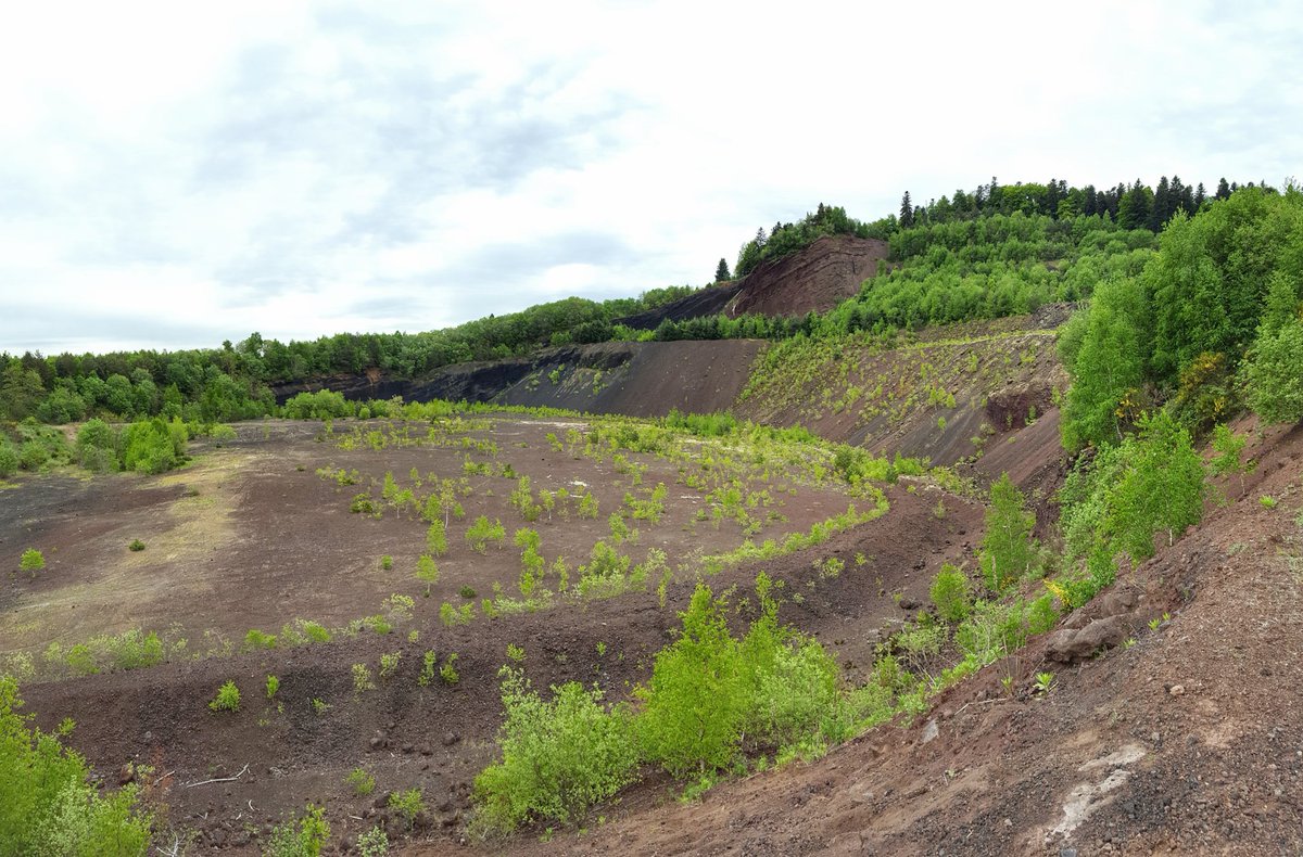 GhislaineBorie's tweet image. La @Volvic_VVX c'est aussi l'occasion de découvrir le patrimoine géologique de la chaîne des Puys (puy de Paugnat🌋) ainsi que des activités nature sur le site de la source 💧🌿
#VVX #VolvicVVX #MyAuvergne