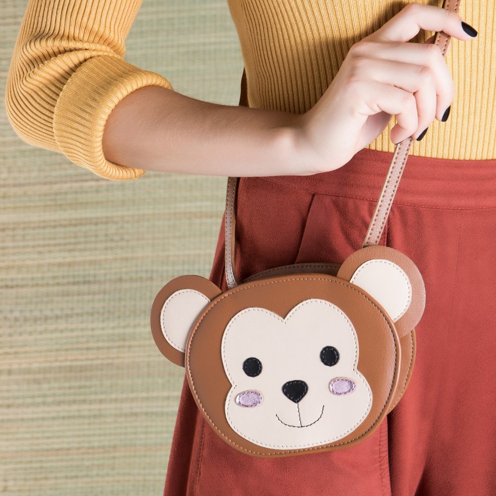 SANTA_LOLLA's tweet photo. Estamos in love com o nosso novo mascote: o #FunMonkey! 🙊🐒 
Ele aparece nessa bag oval com direito a orelhinhas pra fora. Não é muito fofo? [ 0470.1878.0185.00E2 | R$199,90 ] #santalollainv18 #SLFun #funnybags #bagoftheday https://t.co/SGEfiqOwhR