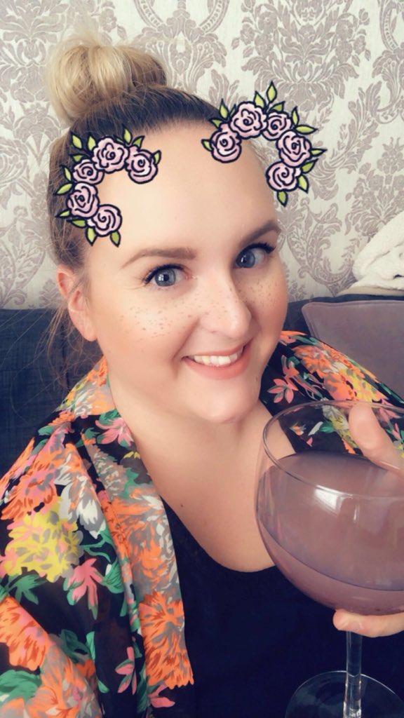 easton_lisa's tweet photo. I now have my gin!!! @MakarGlasgowGin @ChambordChannel to make a lovely raspberry bramble cocktail!! #delish #sunshinerefreshment #forgottheice https://t.co/08J8sk3ABr