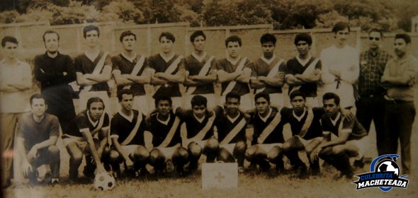 CulebritaM's tweet photo. ¡Por el campeonato!🏆
Izalco se ilusiona con llegar a @primerafutboles. El #MarioCalvo vuelve a ser protagonista en #TodoPorElAscenso como en 1975, cuando se quedó a las puertas del ascenso. Aquí su historia en el fútbol izalqueño.👇
https://t.co/fEwWaYCaNY https://t.co/2zzq8dNDUK
