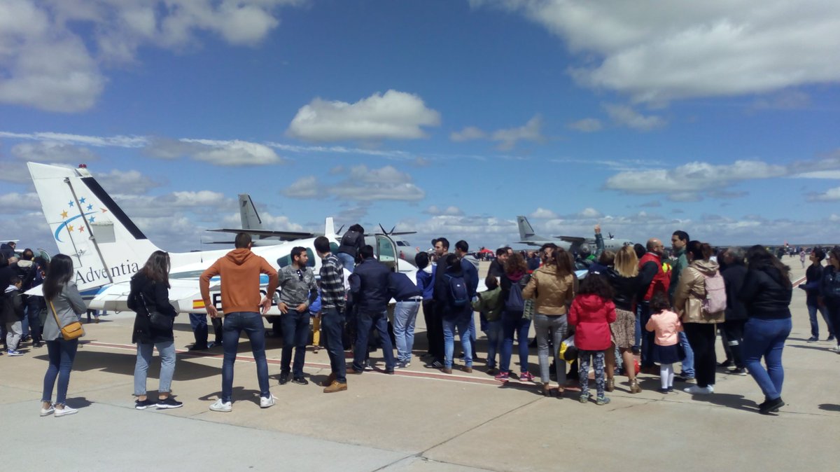 Info_Adventia's tweet photo. 📷 GALERIA EXHIBICIÓN AÉREA MATACÁN | Estos han sido algunos de los momentos de la exhibición aérea de esta mañana en Matacán.
@VIIICentenario @usal 
Gracias a nuestros alumnos e instructores y sin duda alguna, felicitar a la @usal y al @EjercitoAire por la gran organización!. https://t.co/KK1UosAudg