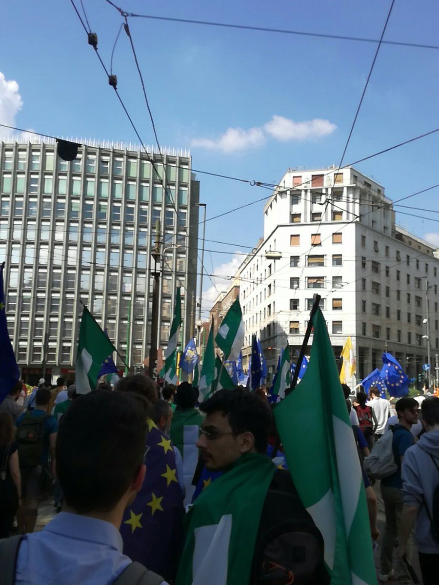 bbmassibb's tweet photo. RT @LeoVenez: Today we #MarchForEurope in #Milan for the #EU and #EuropeDay
It is time that the #Eufightback
@ComVentotene
#ForzaEuropa #PiùEuropa https://t.co/l4BnqFjhBn