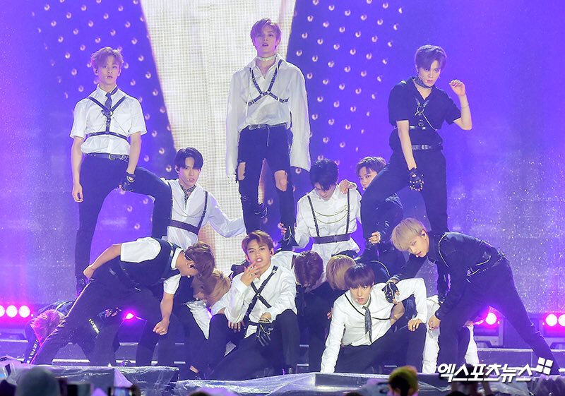 😢😢😢 kasian kalian nak perform dengan hati was was karena lantai licin. Tapi hari ini kalian perform liar biasa 👍👍👍 jangan lupa minum obat biar ga masuk angin nak. Nanti pulang minta kerokin bikin tato tulang ikan biar ga sakit.