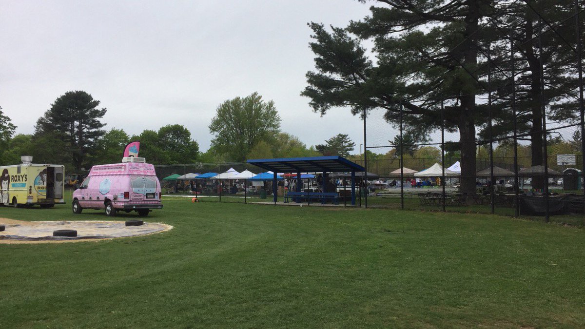 fatbellybbq's tweet photo. Here at GeraniumFest and Kids Day at Lynnfield Middle School till 2 pm.  Come on out and grab some food and check out GeraniumFest. https://t.co/7C41s7DZ6n