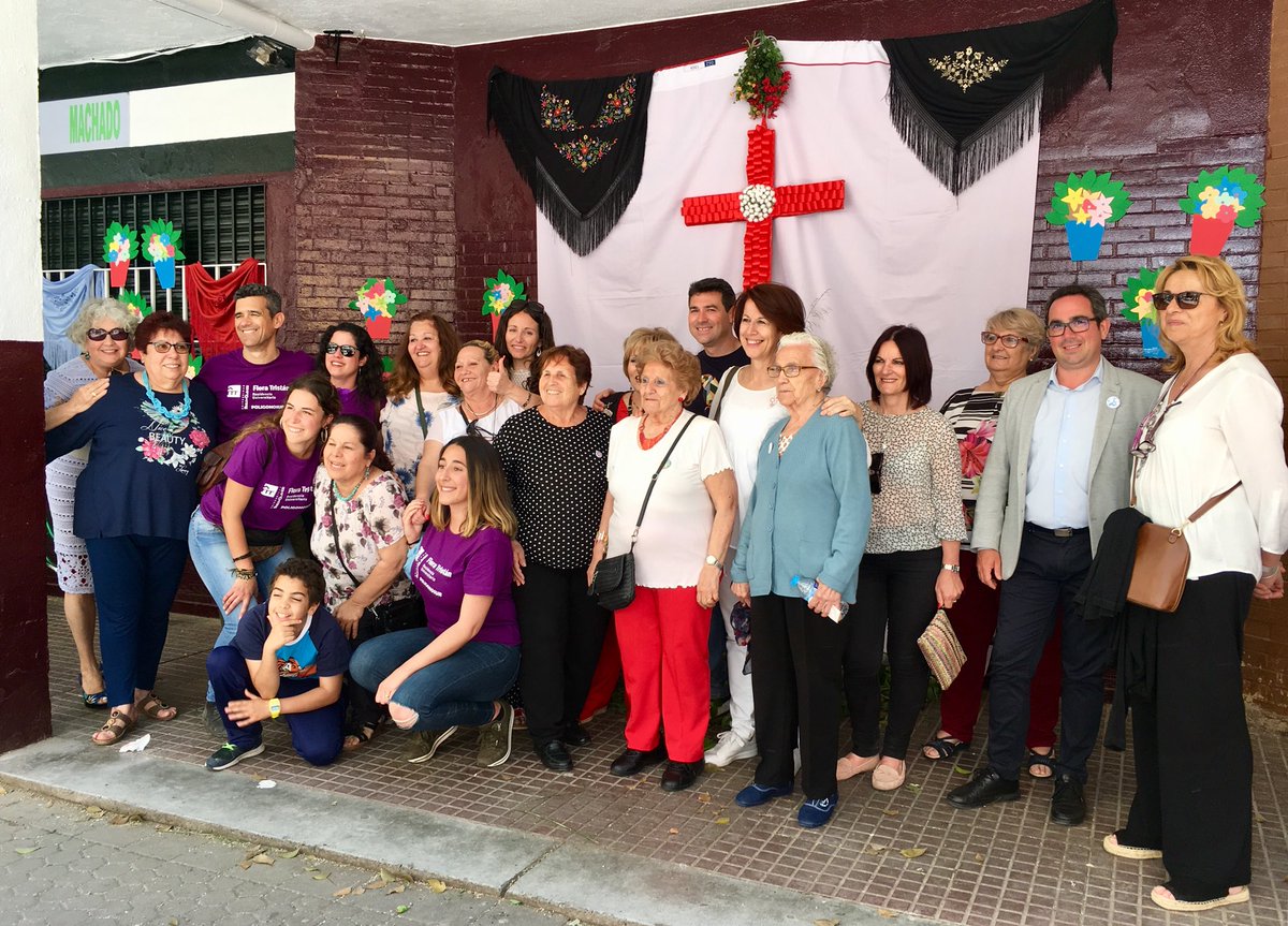 poligono_sur's tweet photo. Después de recorrer medio barrio llegamos a la cruz de mayo de Antonio Machado. Qué alegría de vecinas apañadas que cada año montan un altar diferente!! #PrimaveraSur https://t.co/XWUEpWFxqh