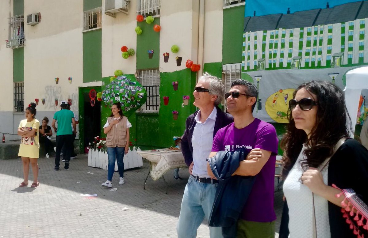 poligono_sur's tweet photo. Después de recorrer medio barrio llegamos a la cruz de mayo de Antonio Machado. Qué alegría de vecinas apañadas que cada año montan un altar diferente!! #PrimaveraSur https://t.co/XWUEpWFxqh