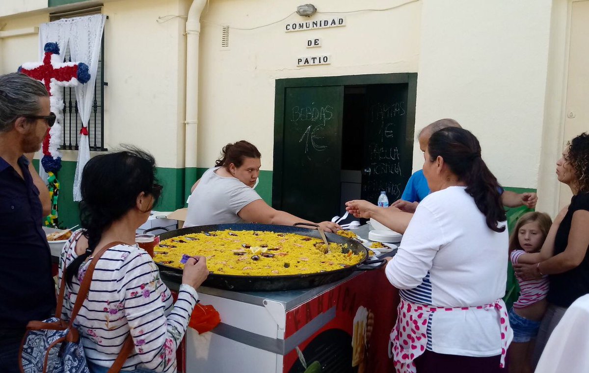 poligono_sur's tweet photo. Después de recorrer medio barrio llegamos a la cruz de mayo de Antonio Machado. Qué alegría de vecinas apañadas que cada año montan un altar diferente!! #PrimaveraSur https://t.co/XWUEpWFxqh