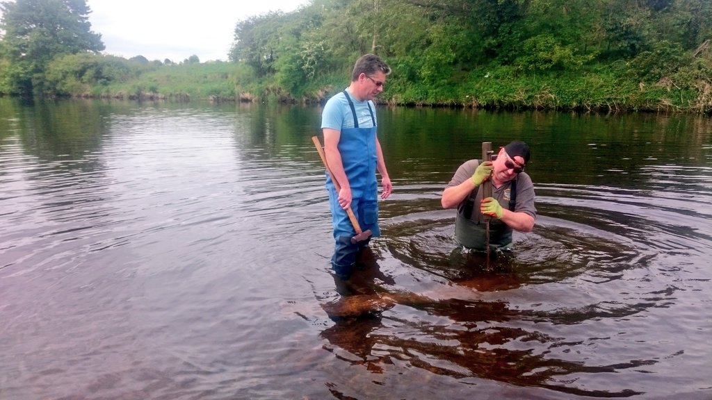 ProfJGrey's tweet photo. A cracking day for a @WildTroutTrust #habitat workshop with the dedicated &amp; enthusiastic @wetherbyanglin funded by @YorkshireWater. Hinging + deflector creation 1/2 https://t.co/ozCtCd6uZr