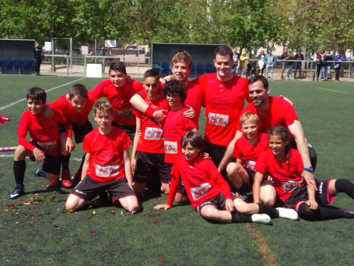PuertoLucio's tweet photo. ⚽⚽⚽¡¡¡Campeones de Liga!!! ⚽⚽⚽ Grandes chavales, os lo habéis ganado. 🔴⚫🔴⚫ https://t.co/c7xjbKwj52