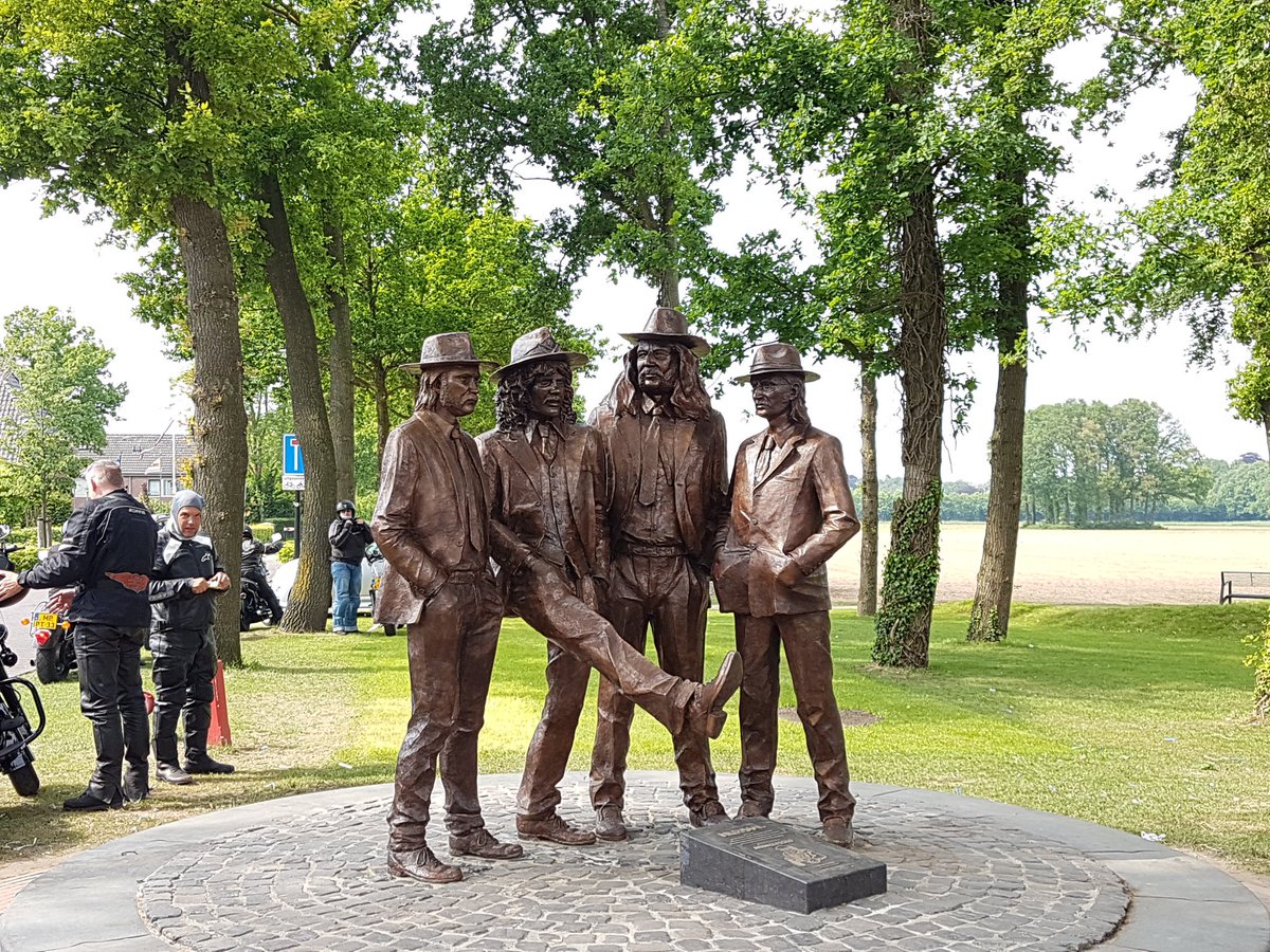 mailmandj's tweet photo. In de Achterhoek vandaag. En dan moet je natuurlijk wel even naar het pas onthulde standbeeld van Normaal kiek'n :) https://t.co/i6Pir3DDKy