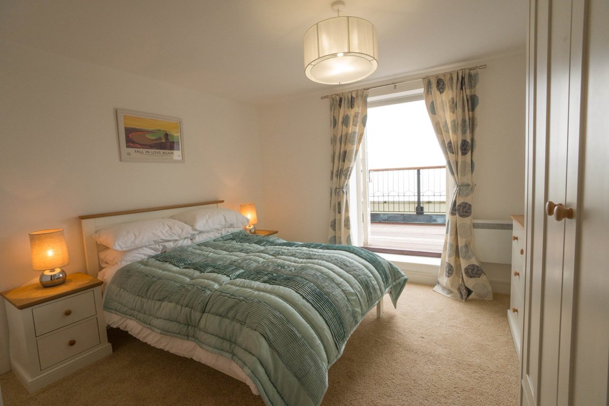 Seascapehols's tweet photo. Unexpected availability in June/July at No 5 Court House. 40 foot balcony, #5Star apartment, sleeps 6, overlooking #NorthBeach #Tenby #Summer2018 https://t.co/EqgSWb7oVF