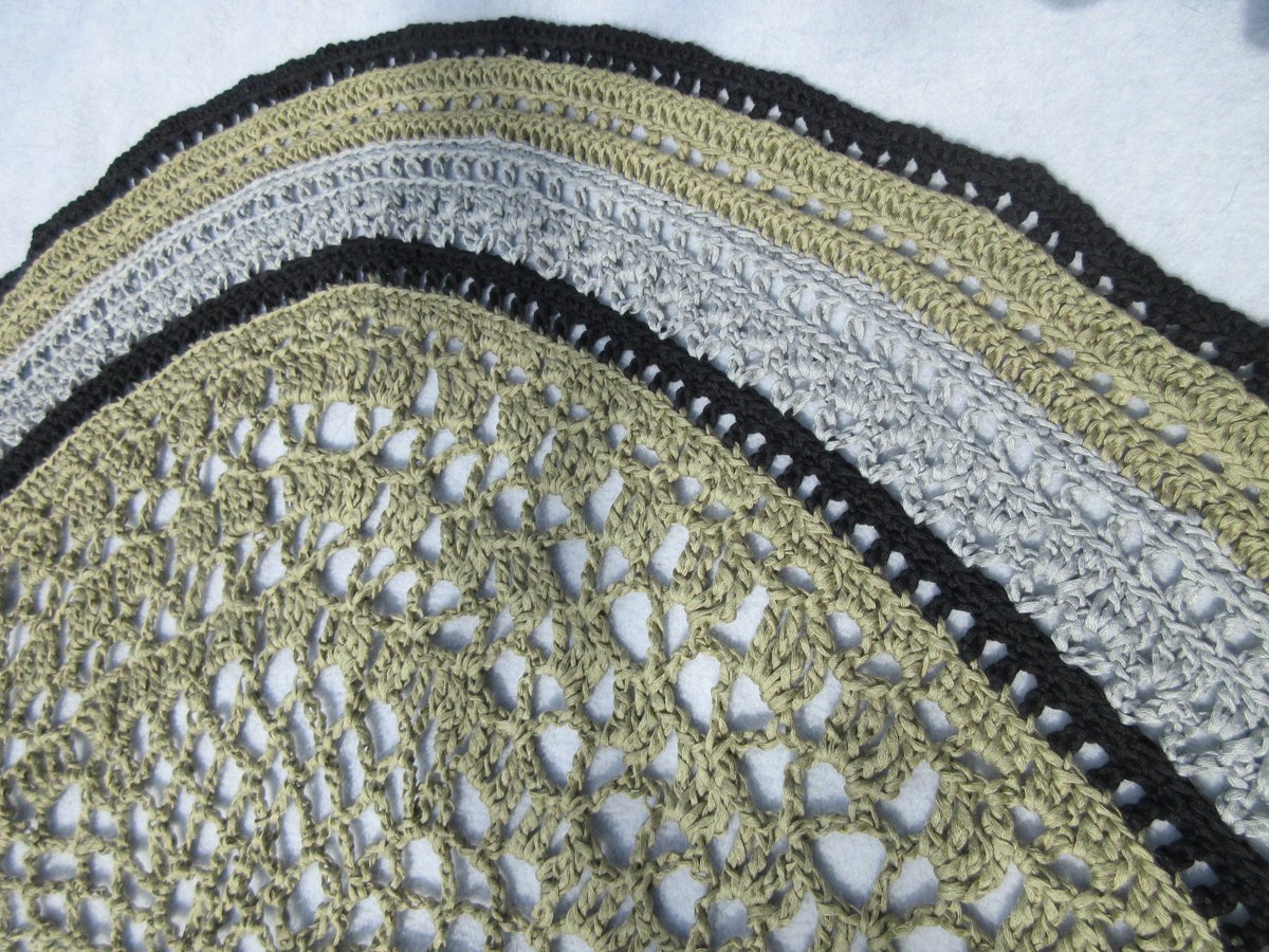 Catalyzator's tweet photo. Det hekler seg sakte fremover med sjalet og om en gjør noen feil underveis i tellinga er det ingen som ser . . . #MagicSummerCal #dropsalong #crochetalong #dropscal @Garnstudio https://t.co/ugZhzSWLF0