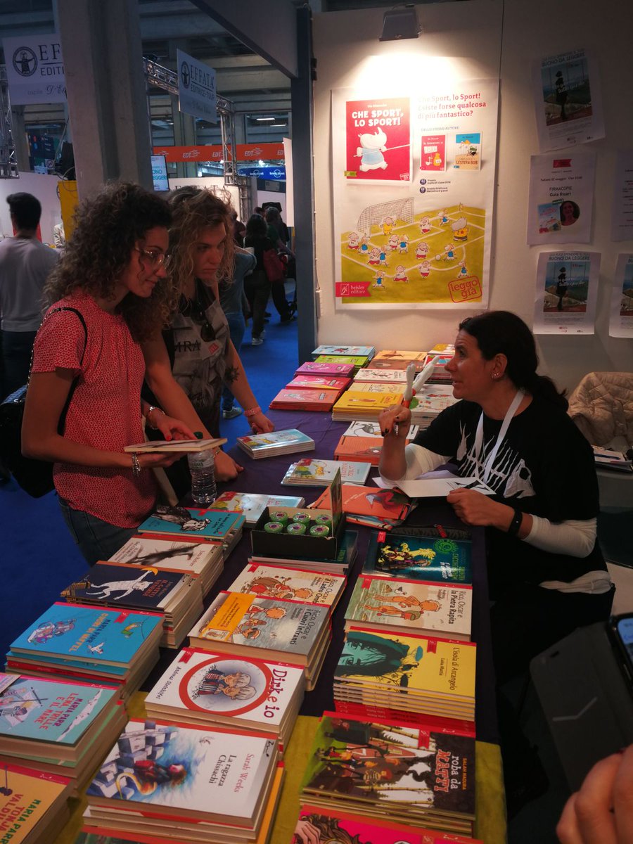 E' in corso il firmacopie di Guia Risari ! <a href="/SalonedelLibro/">Salone Libro Torino</a> #SalTo18