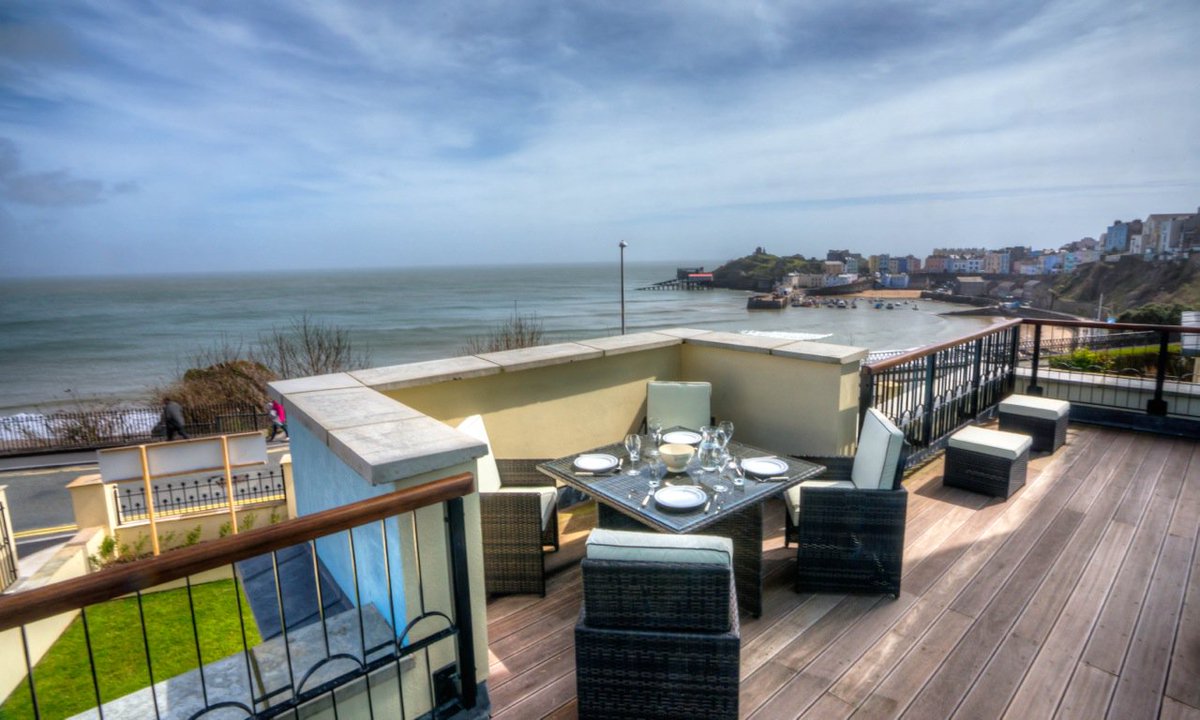 Seascapehols's tweet photo. Unexpected availability in June/July at No 5 Court House. 40 foot balcony, #5Star apartment, sleeps 6, overlooking #NorthBeach #Tenby #Summer2018 https://t.co/EqgSWb7oVF