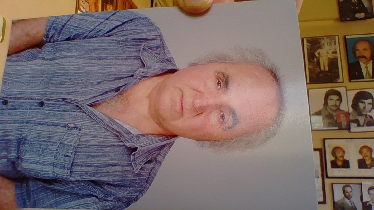 diploma  soranlara  işte diploma  hem de atatürk  var  koca tepede yürüyor

espiri