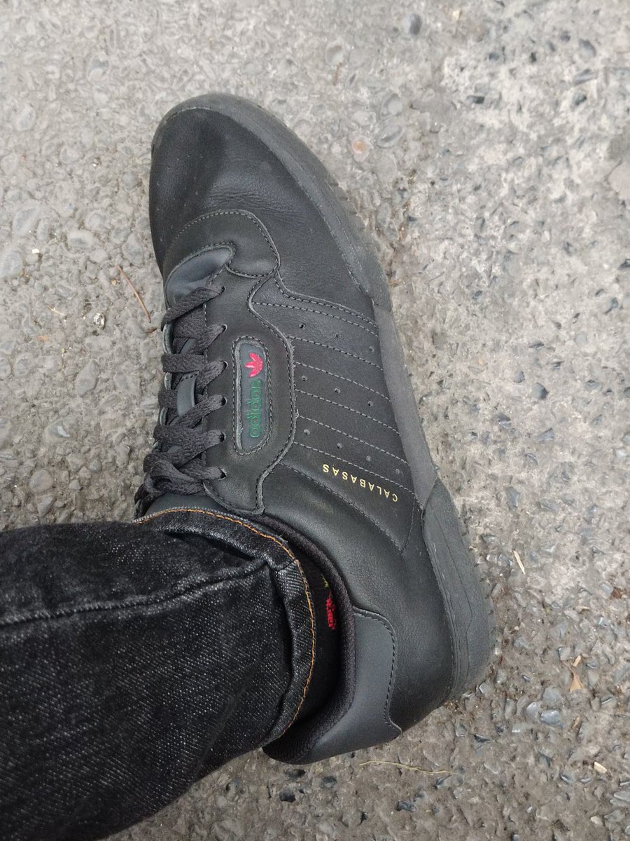 Manzanoides's tweet photo. Me gustan mucho estos pares, están casuales y de muy buena calidad ❤️ 

#yeezycalabasas https://t.co/8ocxGuis5s