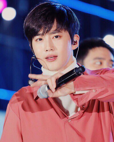 Lee__Min98's tweet photo. #MTVBRKPOPEXO #PremiosMTVMiaw @weareoneEXO 

«Перестань думать, что ты некрасив/ая. Это далеко не так».

—  Ким Чунмён. https://t.co/bza13p6ZFB
