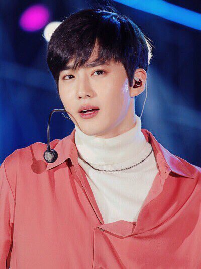 Lee__Min98's tweet photo. #MTVBRKPOPEXO #PremiosMTVMiaw @weareoneEXO 

«Перестань думать, что ты некрасив/ая. Это далеко не так».

—  Ким Чунмён. https://t.co/bza13p6ZFB