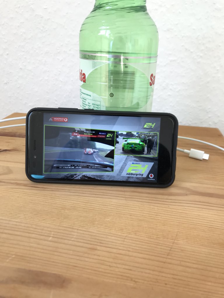 Neue Wohnung, noch nichts steht, aber dank <a href="/vodafone_de/">Vodafone Deutschland</a> live beim @24hNurburgring dabei. #n24 #24h #24hNurburgring